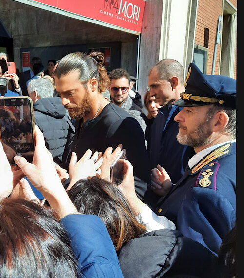 Can Yaman a Livorno, IL VIDEO: il modello turco partecipa all’evento “’Uniformi per donare’