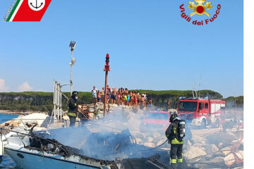 Livorno: natante ormeggiato andato a fuoco