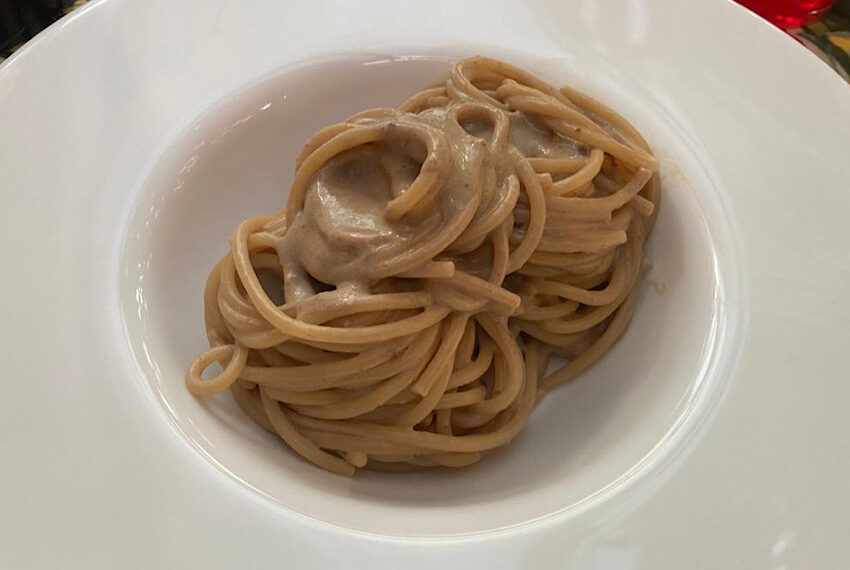 Spaghetti aglio nero e ricotta