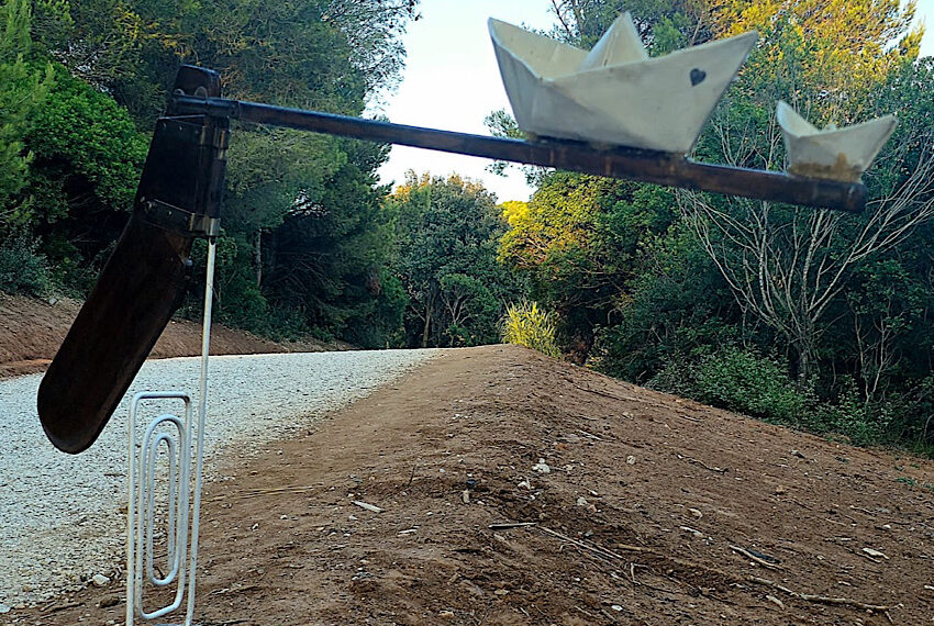 Arte diffusa nel Golfo di Baratti: Simone Bruschi Mariotti espone in una mostra a cielo aperto