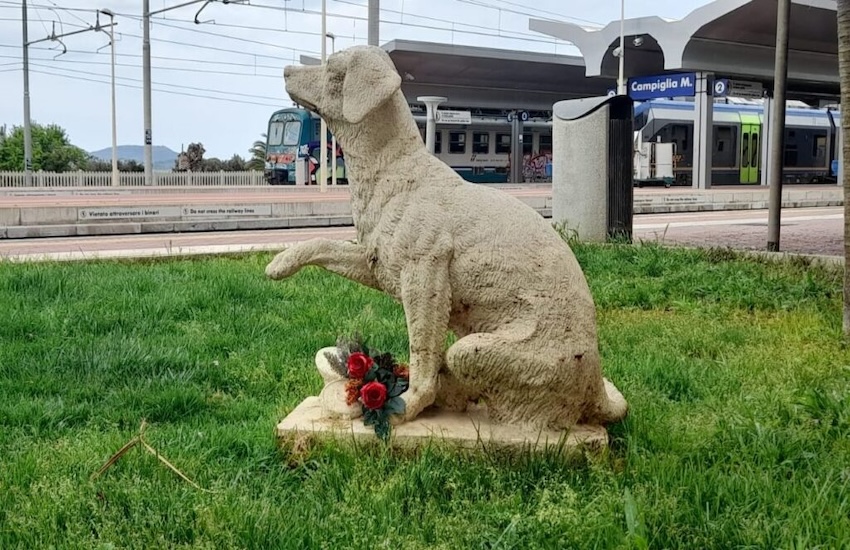 La statua del cane Lampo torna alla stazione di Campiglia Marittima