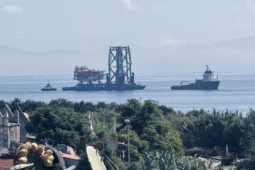 VIDEO: Il passaggio della piattaforma Douglas dal canale di Piombino