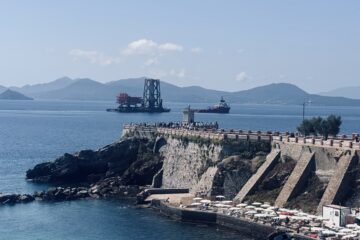 FOTO: La piattaforma Douglas sta passando nel canale di Piombino