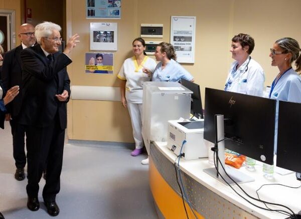 Mattarella in visita all’ospedale di Grosseto, dove nel 2009 è nato il Codice Rosa