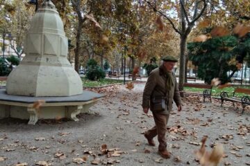“Biglietti per Piombino”: Le foglie morte in Piazza Dante