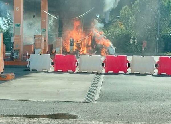 Venturina Terme: camper prende fuoco al distributore