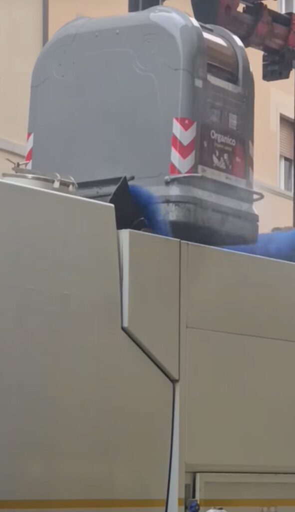 Piombino: prosegue il lavaggio e la sanificazione dei cassonetti per i rifiuti