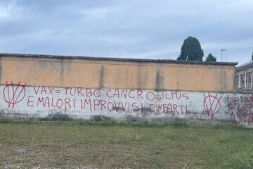 Muro di Riotorto imbrattato da scritte: la dichiarazione del sindaco Ferrari